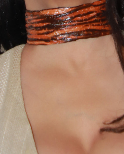 Collier Girafe ANAYA  ras de cou, aimanté en Carotte bi couleur Orange et Prune stabilisé