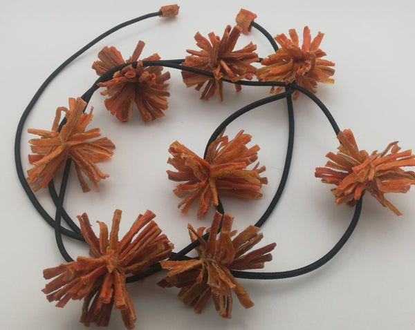 Trois en un en  pompons de carottes orange Stabilisés