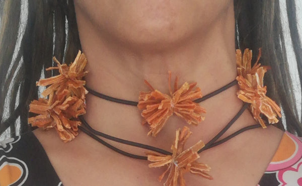 Trois en un en  pompons de carottes orange Stabilisés