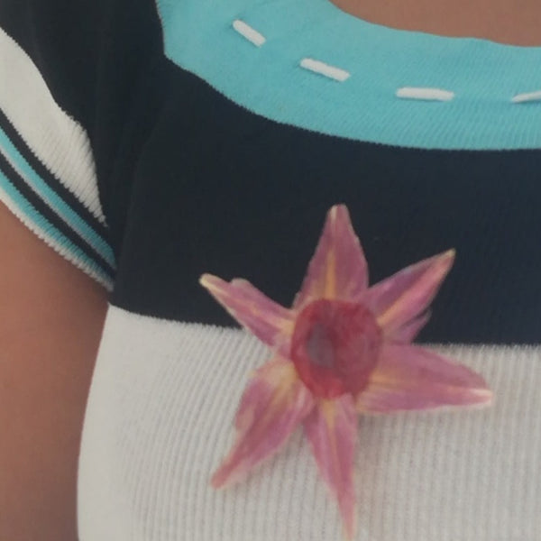 Broche ASTRAÉA feuille Artichaut et son oignon rouge stabilisés